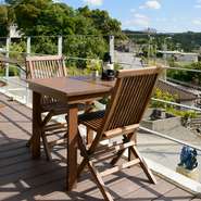 小高い場所にお店を構えており、後ろには山、目の前には海が広がっています。南城市の自然を感じながら、ゆったり過ごせます。解放感のあるテラス席で話していたら、自然と2人の心の距離も縮まります。