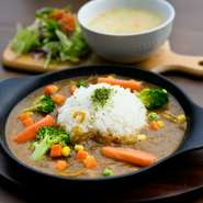 ゲストから好評で人気の一品。赤ワインで煮込んだ牛すじとスパイス、蜂蜜を合わせて仕上げているのだそう。後から辛さがフワッと押し寄せてきて、食べ進める手が止まらなくなります。