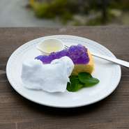 バタフライピーゼリーが乗ったチーズケーキ。レモン汁をかけると綿飴が溶けて、ゼリーの色が変わります。さっぱりとしたレモン汁と綿飴の甘さが、チーズケーキのおいしさを引き立ててくれ、ペロッと食せます。