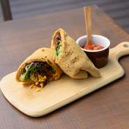 沖縄に昔からあるおやつ「黒糖ポーポー」の皮に、タコライスをサンド。甘いポーポーと具材の相性が抜群で、ぺろっと食べられます。お店オリジナルの味わいを、ぜひ賞味あれ。