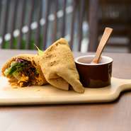 沖縄に昔からあるおやつ「黒糖ポーポー」の皮に、タコライスをサンド。甘いポーポーと具材の相性が抜群で、ぺろっと食べられます。お店オリジナルの味わいを、ぜひ賞味あれ。