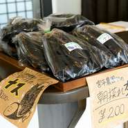 地元にある農園から届いた新鮮な朝採れ野菜を仕入れています。料理に使われているのはもちろん、店内で購入することができるのもポイント。旬の野菜もたっぷり取り入れていて、四季折々の味わいを堪能できます。