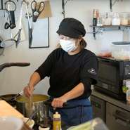 料理の研究を続けることはもちろん、空間づくりにも注力している前門さん。「嫌なことがあっても、お店に来たら楽しい気持ちになれるような、そんなお店にしたいですね」と語り、ゲストにも明るく接しています。
