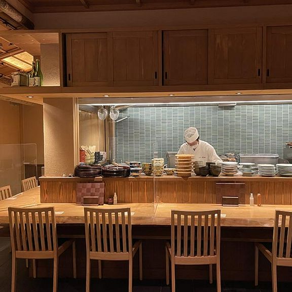 職人の料理をする音を聞きながら…