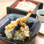 天ぷら専用油で揚げた天ぷらを使用。海老天、穴子天、野菜天2種入り。
お蕎麦の冷・温をおえらびください。