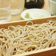 当店のおそばは、国産の玄そば（殻付きの蕎麦の実）を使用した二・八蕎麦です。
ゆっくりと回転させた石臼は熱を持ちにくく、蕎麦の香り・こしが強くなり、美味しい蕎麦粉に仕上がります。