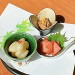 ■山陰珍味三種盛合せ 1,000円…内容は日替り
■山陰名物 板わかめ 900円
■砂丘らっきょう　 580円…鳥取県鳥取市産
■岩もずく酢　 　　 580円…鳥取県御来屋(みくりや)より
