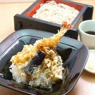 天ぷら専用油で揚げた天ぷらを使用。海老天ほかおすすめ天ぷらでご用意いたします。
お蕎麦の冷・温をお選びください。
（土日祝・ディナー価格 1,880円）