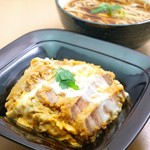 14種の漢方飼料で育てられた『漢方三元豚』。ほんのり甘みを感じる極上肉のかつを、自慢の出汁とかえしを使い『まんげつ濃厚卵』でとじました。
お蕎麦の冷・温お選びください。