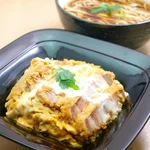14種の漢方飼料で育てられた『漢方三元豚』。ほんのり甘みを感じる極上肉のかつを、自慢の出汁とかえしを使い『まんげつ濃厚卵』でとじました。
お蕎麦の冷・温お選びください。