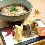 ■鴨南蛮そば　　 1,920円
■天ぷらそば　　 1,780円
■生湯葉そば　　 1,500円
■月見とろろそば 1,530円…まんげつ濃厚卵・国産大和芋使用
■九条葱おきつねそば 1,500円
■かけそば　　　 900円