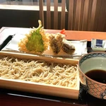 ぷりっと甘い大海老と野菜四点の天ぷら×冷たい二八蕎麦。
山椒塩をつけた揚げたて天ぷらは、酒の肴としてもお楽しみいただけます◎
サクッと天ぷらで軽く一杯、〆に蕎麦。ぜひ自慢の日本酒とご賞味ください。