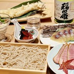 季節の逸品と自慢の二八蕎麦がついた、料理長おまかせ6、7品の厳選コース。