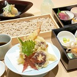 季節の逸品と自慢の二八蕎麦がついた、料理長おまかせ5、6品のコース。