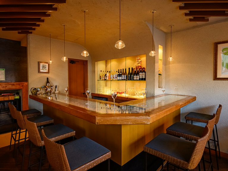 くつろぎのカウンター席。“1人から気軽に入れるタイ料理店”