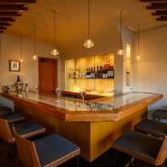 “1人から気軽に入れるタイ料理店”がコンセプト。カウンター席はバースタイルとしても利用できます。今後はよりカジュアルにタイ料理を楽しめる、ランチメニューも構想中とのこと。