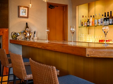 リッチなリゾート空間のなかリーズナブルに料理・お酒を楽しめる