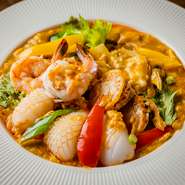 海と大地の恵みを楽しむ『シーフードパットパッポンカリー』