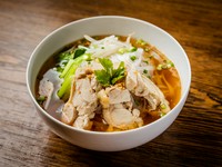 鶏がらスープのライスヌードル