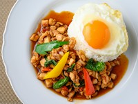 エスニックの定番メニュー。『カーオガイパットバイガパオ』は、鶏ひき肉を使ったガパオライス。バジルの風味に、野菜の食感、卵のマイルドさと、バランスの取れた味わいで人気の高いひと品です。