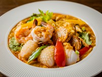 シーフードの旨みと野菜の旨み、たっぷり卵の絶品カレーです。サクッと柔らかくジューシーなソフトシェルクラブもクセになる味わい。バラエティ豊かなメニューのなかでも特にオススメの逸品です。