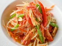 青パパイアを中心とした、食感も楽しいフレッシュサラダ。甘みに酸味、程よい塩気に唐辛子のアクセント…。すべての要素が絶妙なひと品です。