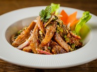 豚トロのハーブ和えサラダ