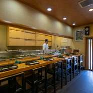 妥協を許さぬ丁寧な仕事で、一貫ずつ握られる寿司。そんな職人技を堪能できるのが、カウンター席の醍醐味です。【すんぷ寿し政】は、カウンター席が6席のみの店です。絶品寿司とお酒に舌鼓。