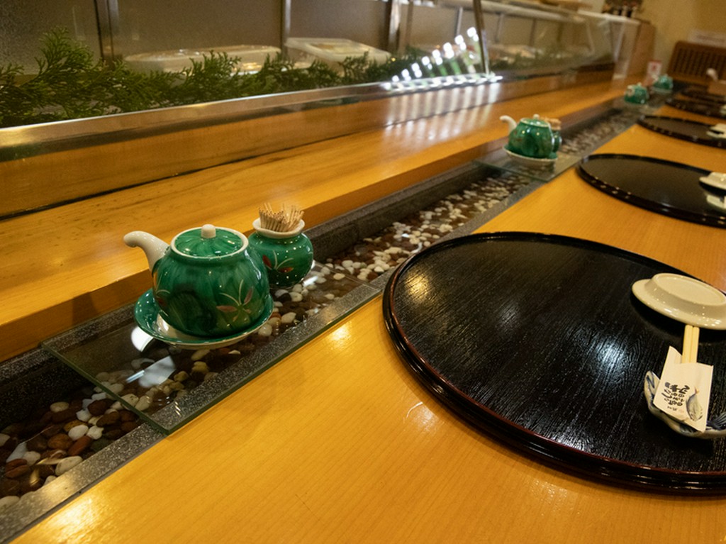 カウンター席に流れる水。オシャレで清潔感のある昔懐かしい設備