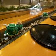 昔懐かしい「手水」。食事の前後はもちろん、寿司一貫づつ、指先を流れる水で洗うことができます。水の中にはオシャレな石が敷きつめられ、清潔感のある老舗店ならではの設備です。