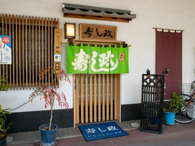 カウンター席でのんびり過ごす、粋な大人のデート