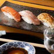 定番から季節のネタまで、毎朝仕入れる質の高い、鮮度バツグンの魚介類を使った『にぎり』。老舗店ならではの深い味わいのシャリを使い、一貫ずつ丁寧に握られる寿司を賞味あれ。