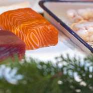 駿河湾で水揚げされた地元の鮮魚。そのほかにも産地は固定せず、その日市場にあるものの中から状態の良いものを厳選しています。毎朝、自分の目と手、長年の勘で、季節感豊かな素材を吟味しています。