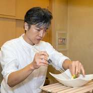 「とにかく楽しく過ごしてほしい」と語る岡庭氏。笑顔と温もりと丁寧な接客はもちろん、清潔感のある、堅苦しくないアットホームな空間づくりにも力を入れています。