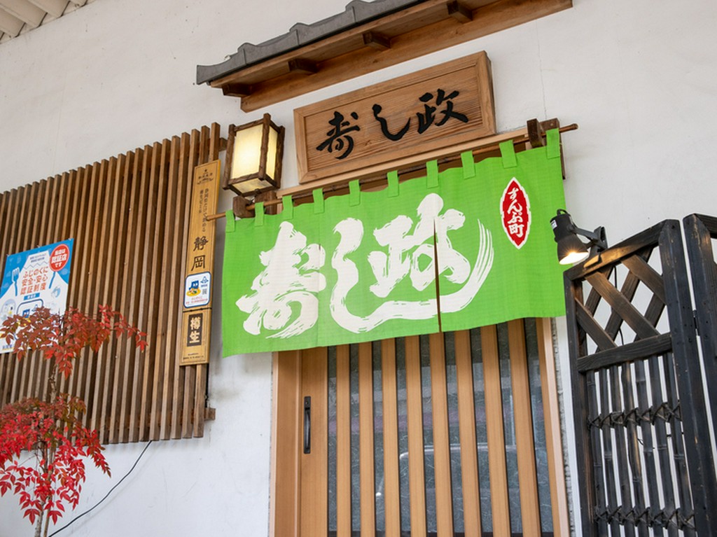 昔懐かしい「手水」が流れるカウンター席のみの寿司店