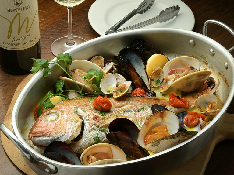 旬の食材をストレートに仕立てる、シンプルで豪快な料理