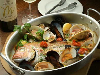 旬の食材をストレートに仕立てる、シンプルで豪快な料理