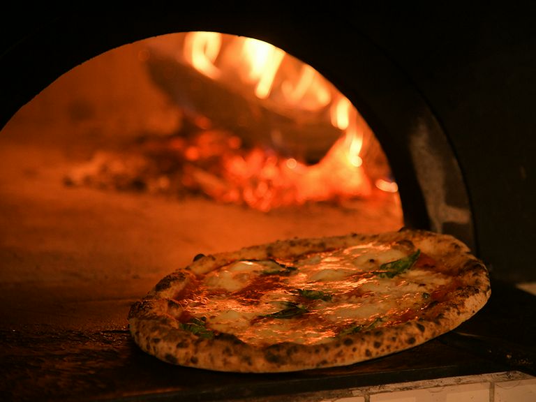 ナポリの文化とシェフの感性が香る、焼きたてのピッツァ