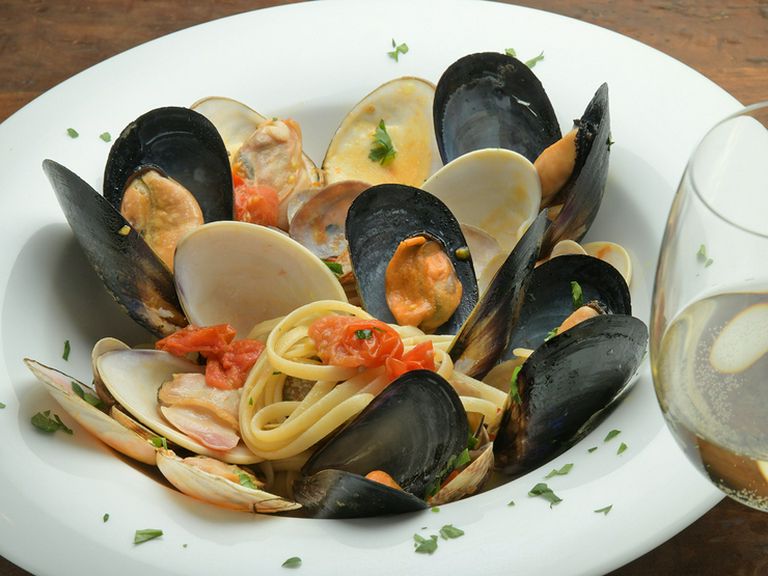 貝の旨みを味わい尽くす『たっぷり貝のリングイネ港町風』