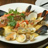 ナポリの港町にある食堂で出会えるような、豪快なメニュー。丸ごと1尾の魚と貝、パスタで仕上げた大皿メニューです。