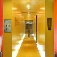 横浜駅から近くアクセス良好。オフィスビルの地下にある為、落ち着いた雰囲気で周りを気にすることなく大切な時間をお過ごしいただけます。