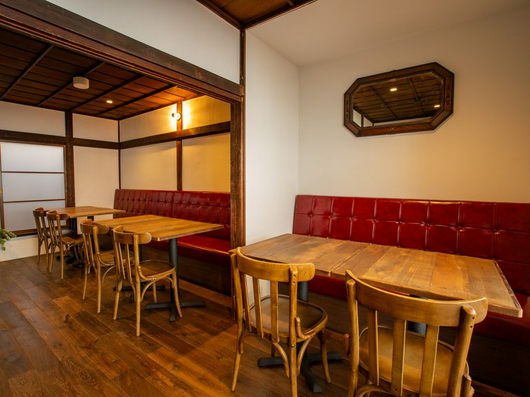 レトロなムードと赤いソファーが絶妙にマッチ