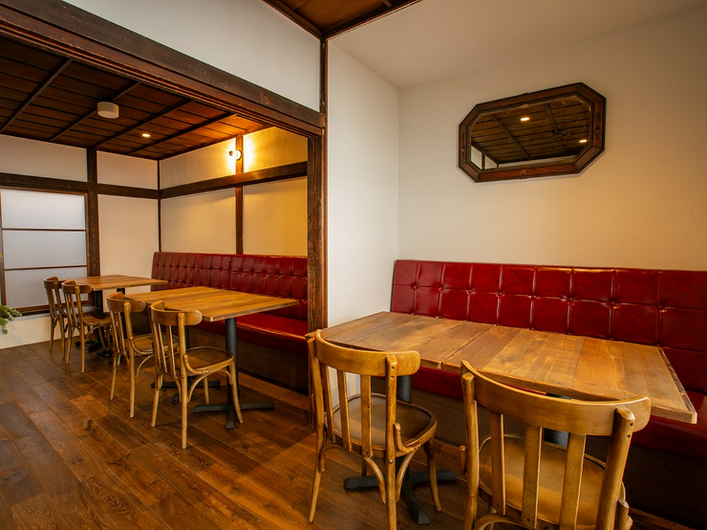 レトロなムードと赤いソファーが絶妙にマッチ