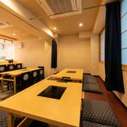 店内奥には、小上がりの掘りごたつ席があり、足を伸ばして食事を楽しめます。都会の喧騒を忘れさせてくれる穏やかな空間なので、ゆっくりくつろぐことができます。