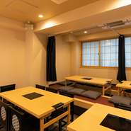 落ち着いた雰囲気が心地よい、大人のための空間。清潔感に溢れ、大切な人を誘って訪れたい一軒です。若いカップルはもちろん、ミドルエイジの男女が利用するのに理想的な寿司店です。