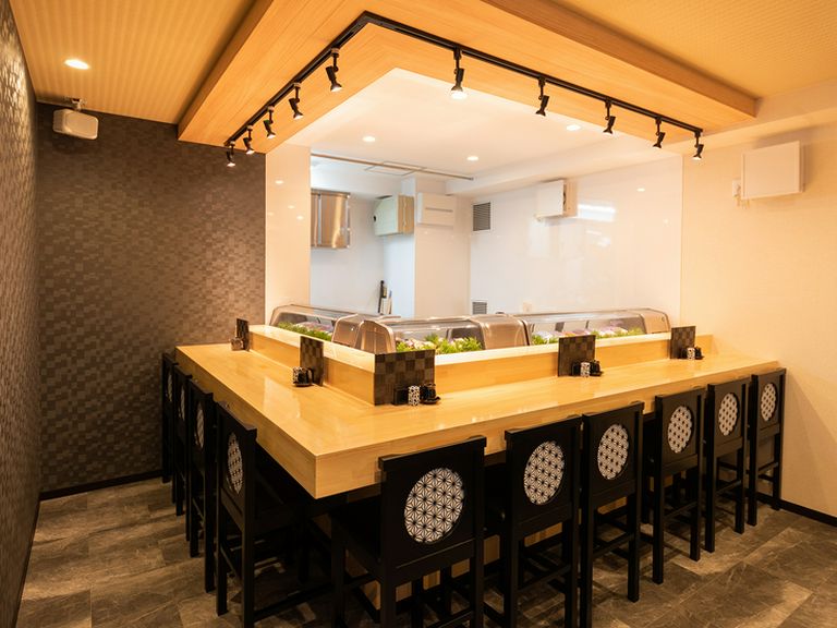 仕事終わりはカウンター席で、非日常の時間を満喫