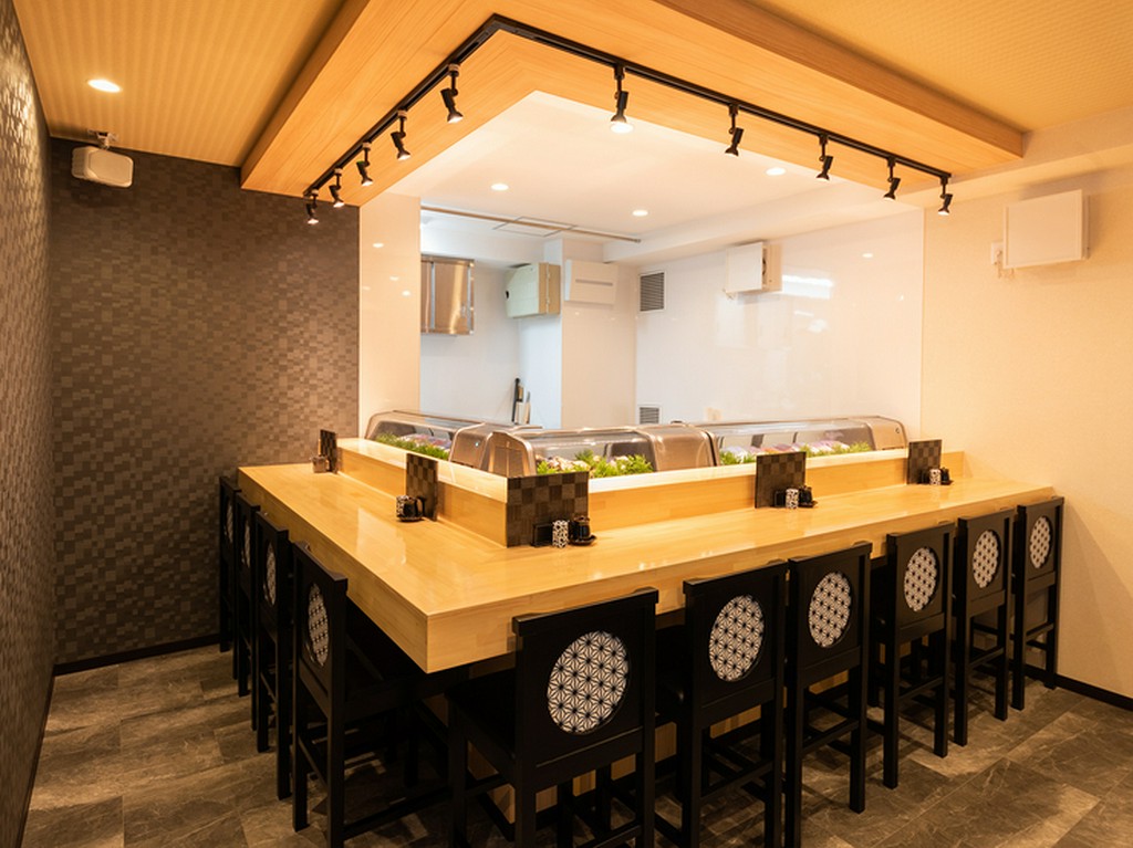 仕事終わりはカウンター席で、非日常の時間を満喫