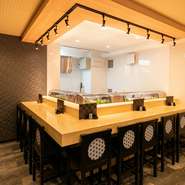 仕事終わりの食事は、静かな雰囲気が好まれるもの。【寿司割烹喜成】のカウンター席なら、一人でもくつろいで過ごせます。美味と美酒に囲まれた、非日常の時間を満喫してみてはいかが。