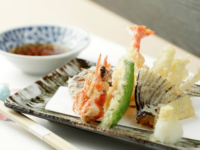 新鮮な海の幸や、季節の野菜を楽しめる。素材の味を大切に揚げた『天ぷら盛合わせ』