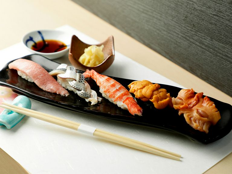 定番から季節のものまで、旬の鮮魚が満載。その日のオススメが味わえる『おまかせ握り5種』